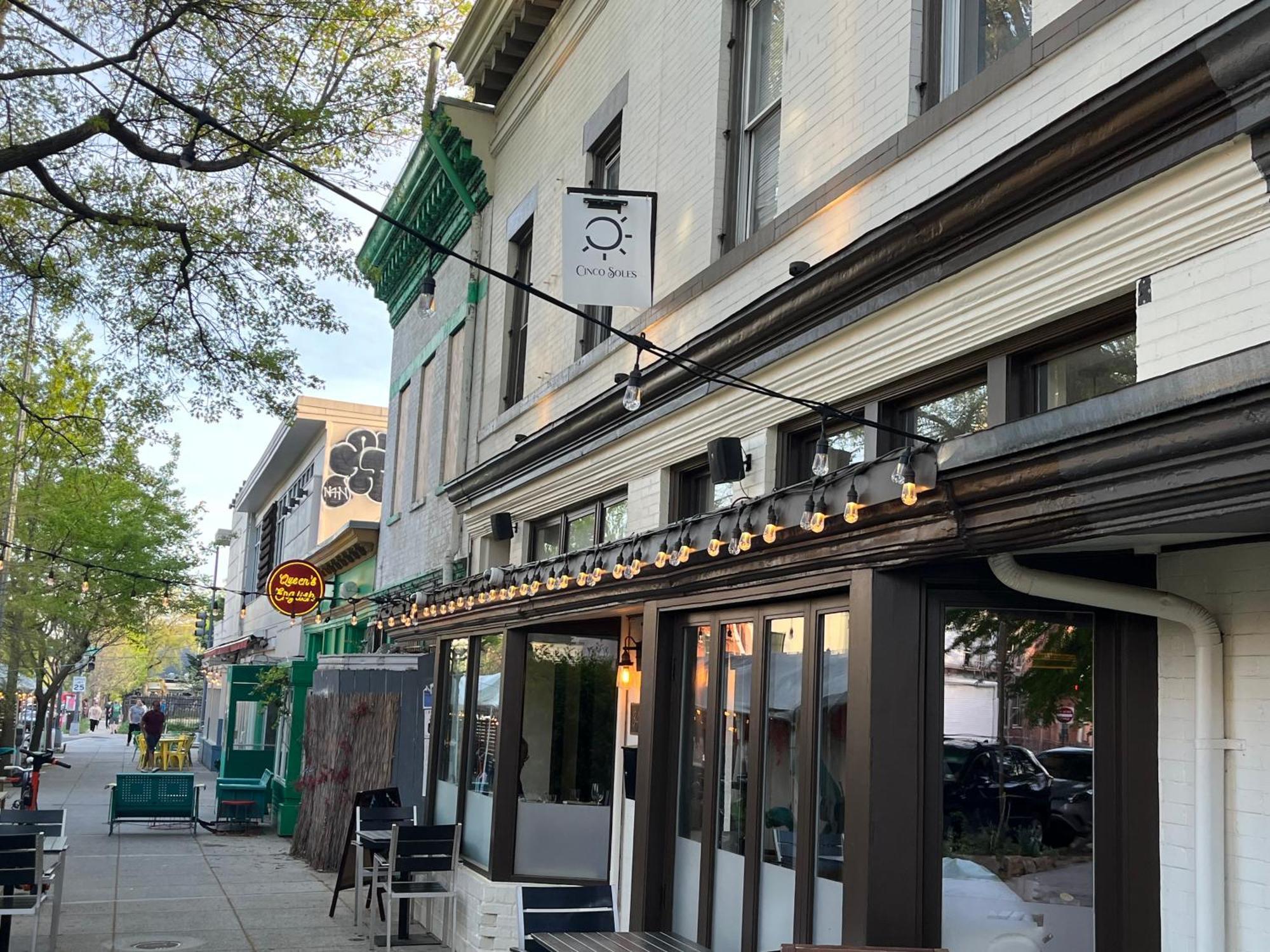 Classy Victorian Brownstone Subway Shopping Washington Exterior photo